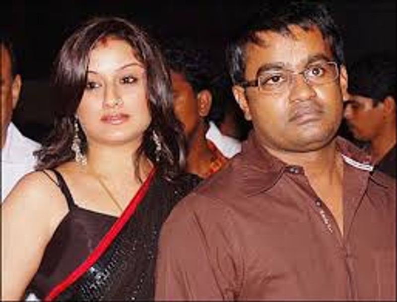 'காதல் கொண்டேன்' படத்தில் நடிக்கும் போது, அந்த படத்தில் நடித்த நடிகை சோனியா அகர்வாலுக்கு, இயக்குனர் செல்வராகவனுக்கு இடையே காதல் மலர்ந்தது. பின் இவர்கள் திருமணம் மிக பிரமாண்டமாக கடந்த 2006 ஆண்டு நடந்த நிலையில், 2010 ஆம் ஆண்டு விவாகரத்து பெற்று பிரிந்தனர். 