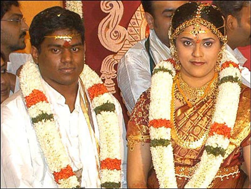 இசையமைப்பாளர் யுவன் ஷங்கர் ராஜா, சுஜன்யா சந்திரன் என்கிற பெண்ணை, கடந்த 2005 ஆம் ஆண்டு காதலித்து திருமணம் செய்து கொண்டார். பின்னர், இரண்டே வருடத்தில் விவாகரத்து பெற்று பிரிந்தனர்.