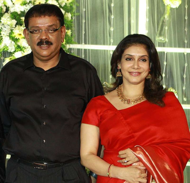 ஒரு சில படங்களில் நடித்து, ஒட்டு மொத்த தமிழ் ரசிகர்கள் மனதை கொள்ளை கொண்ட நடிகை லிசி, இயக்குனர் பிரியாதர்ஷனை காதலித்து, 1990 ஆம் ஆண்டு திருமணம் செய்து கொண்டார். பின்னர் 2016 ஆம் ஆண்டு இவர்கள் விவாகரத்து பெற்று பிரிந்தனர்.