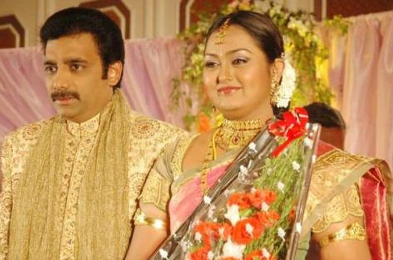 பிரபல நடிகை பானுப்ரியாவின் சகோதரரை, கடந்த 2008 ஆம் ஆண்டு திருமணம் செய்து கொண்ட நடிகை வித்தியா, 2012 ஆம் ஆண்டு, கருத்து வேறுபாடு காரணமாக அவரிடம் இருந்து விவாகரத்து பெற்று பிரிந்தார்.