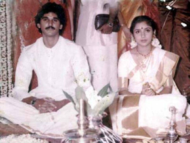 1986 ஆம் ஆண்டு காதலித்து இயக்குனர் சுரேஷ் மேனனை திருமணம் செய்து கொண்ட நடிகை ரேவதி, 2013 ஆம் ஆண்டு அவரிடம் இருந்து விவாகரத்து பெற்று பிரிந்தார்.