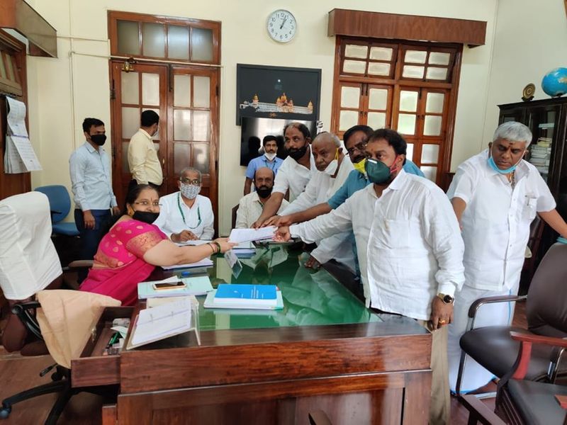 ಇನ್ನು ದೇವೇಗೌಡ್ರು ಬರೊಬ್ಬರಿ ಎರಡು ವರ್ಷಗಳ ಬಳಿ ವಿಧಾನಸೌಧಕ್ಕೆ ಕಾಲಿಟ್ಟಿರುವುದು ವಿಶೇಷ.