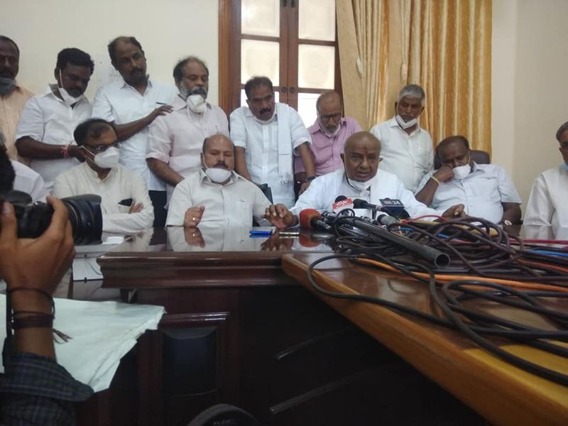2018ರಲ್ಲಿ ಕಾಂಗ್ರೆಸ್-ಜೆಡಿಎಸ್ ಸಮ್ಮಿಶ್ರ ಸರ್ಕಾರ ಮಾಡಲು ಗವರ್ನರ್ ವಿರುದ್ಧ ಪ್ರತಿಭಟನೆ ಮಾಡಲು ವಿಧಾನಸೌಧಕ್ಕೆ ಆಗಮಿಸಿದ್ದರು. ಅದಾದ ಎರಡು ವರ್ಷದ ನಂತ್ರ ಇದೀಗ ರಾಜ್ಯಸಭೆಗೆ ನಾಮಪತ್ರ ಸಲ್ಲಿಸಲು ವಿಧಾನಸೌಧಕ್ಕೆ ಬಂದಿದ್ದಾರೆ.