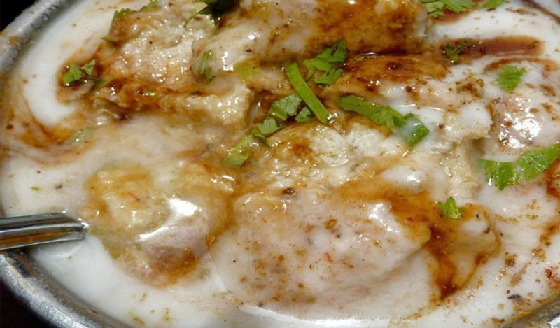 इसके ऊपर से दही डालिये। साथ ही थोड़ी मीठी चटनी भी। 