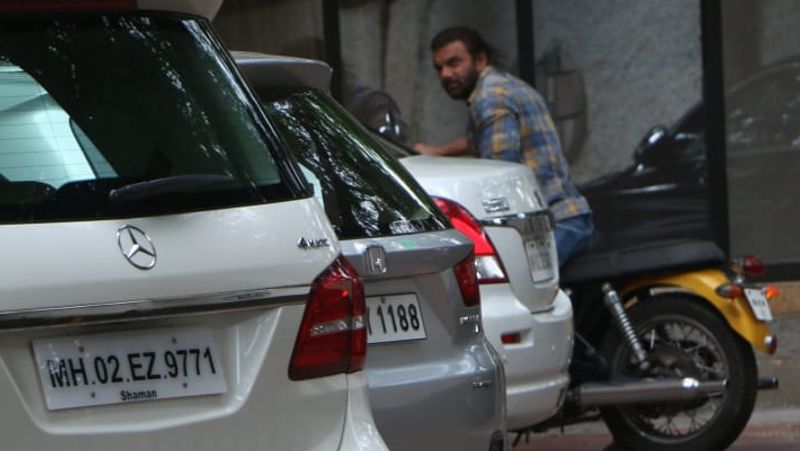 सोहेल खान अपनी बाइक पर नजर आए। लॉकडाउन की वजह से उनके बाल भी काफी बढ़ गए हैं।