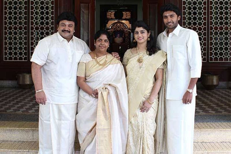 விக்ரம்பிரபுவின் அழகான குடும்ப புகைப்படம் அம்மா அப்பா பிரபு மனைவி உஜ்ஜைனி ஆகியோர் இணைந்து எடுத்த புகைப்படம்