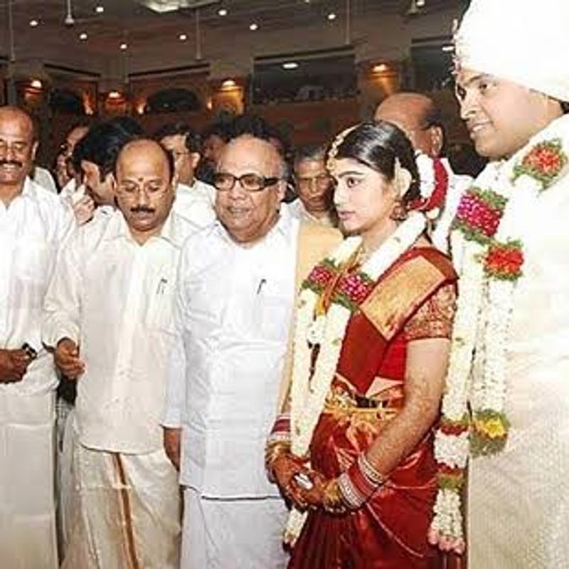 கலைஞர் கருணாநிதி தன் நண்பனின் பேரன் கல்யாணத்துக்கு வந்து ஆசிர்வாதம் செய்யும் அறிய காட்சி
