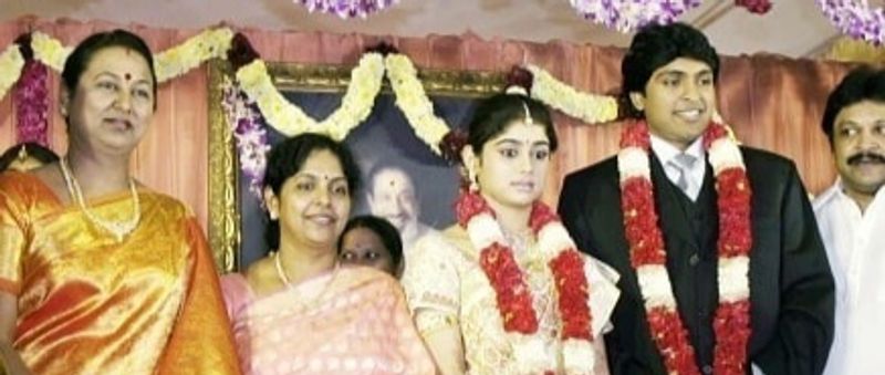 விக்ரம்பிரபு கல்யாணத்துக்கு பிரேமலதா விஜயகாந்த் நேரில் வந்து வாழ்த்துக்கள் தெரிவித்தன அணைத்து அரசியல் மற்றும் திரை நட்சத்திரங்கள் நேரில் வந்து வாழ்த்துக்கள் தெரிவித்தன