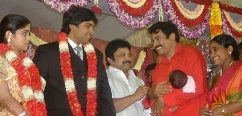 விக்ரம் பிரபுவின் கல்யாணத்துக்கு அணைத்து சக நடிகர்களும் வந்து நேரில் வலது தெரிவித்து திரையுலகம் மற்றும் அரசியலில் இருக்கும் கட்சியினர்களும் வந்து வாழ்த்துக்கள் கூறின
