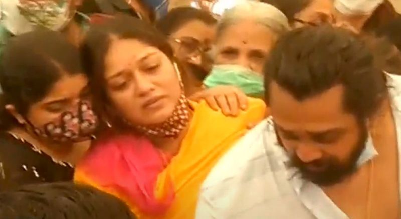 கணவரின் உடல் அருகே சோகமே உருவாக கண்ணீர் வடித்தபடி நின்றிருக்கும் மேக்னா ராஜ் 