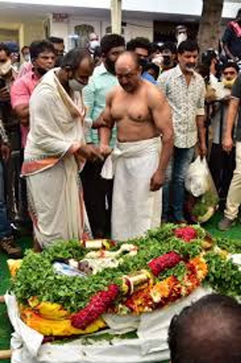 இறுதிச்சடங்கு செய்யும் சிரஞ்சீவி சார்ஜாவின் தந்தை 