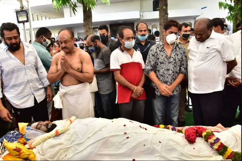 ಈಕೆ ಹುಟ್ಟಿದ ದಿನ ನಾನೂ ಕೂಡ ಹುಟ್ಟಿದೆ. ಅಮ್ಮನಾಗಿ ಎಂದು ಅಡಿಬರಹವನ್ನು ಅದಕ್ಕೆ ಬರೆದಿದ್ದರು.