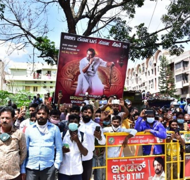 இறுதி அஞ்சலி செலுத்த திரண்ட ரசிகர்கள் கூட்டம்
