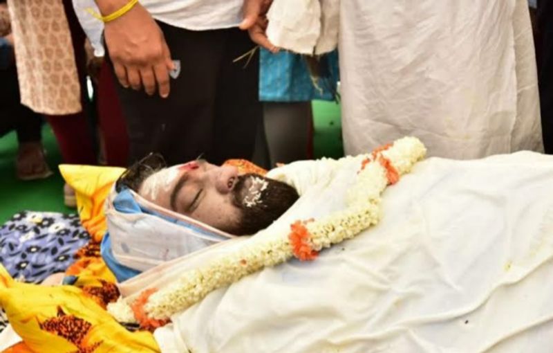 39 வயதில் மாரடைப்பால் மரணமடைந்த பிரபல கன்னட நடிகர் சிரஞ்சீவி சார்ஜாவின் உடல்
