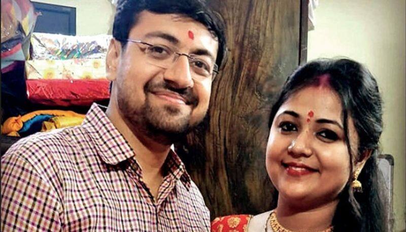 newly wed doctor couple in delhi sees each other through ppe kits