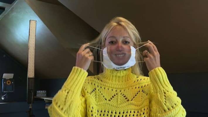 restaurant introduces transparent mask for employees restaurant introduces transparent mask for employees