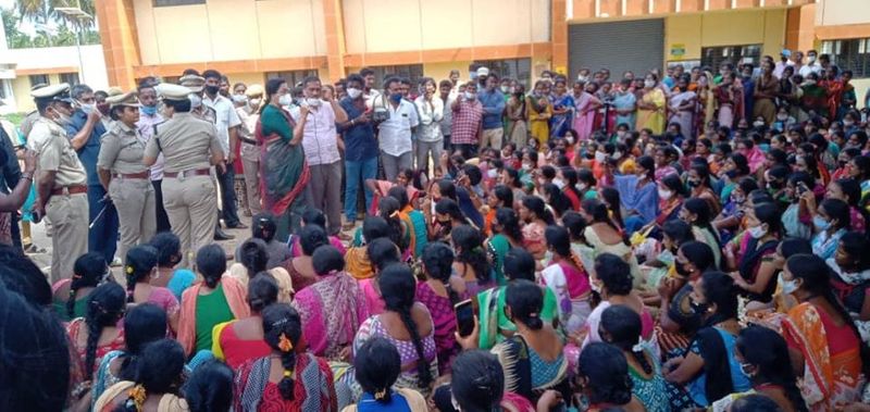 ಮಾಜಿ ಶಾಸಕ ರಮೇಶ ಬಂಡಿಸಿದ್ದೇಗೌಡ ಮಾತನಾಡಿ, ಕಾರ್ಮಿಕರು ಅವರ ನ್ಯಾಯಯುತ ಬೇಡಿಕೆಗೆ ಹೋರಾಟ ನಡೆಸುತ್ತಿದ್ದಾರೆ ಎಂದರು