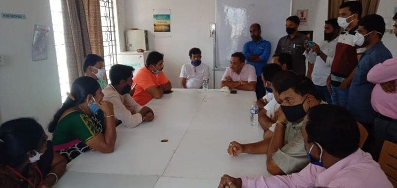 ತಮ್ಮ ಹಕ್ಕು ಪ್ರತಿಪಾಧನೆಗಾಗಿ ಅಹೋರಾತ್ರಿ ಹೋರಾಟ ನಡೆಸುತ್ತಿರುವ ಸಾವಿರಾರು ಮಹಿಳಾ ನೌಕರರು ಸೋಮವಾರ ರಾತ್ರಿ ಸಹ ಕುಳಿತಿದ್ದ ಸ್ಥಳವನ್ನು ಕದಲದೆ ಧರಣಿ ನಡೆಸಿದ್ದು ಈ ಕಂಪನಿಯ ಆಡಳಿತ ಸಿಂಬಂಧಿ ವಿದ್ಯುತ… ವ್ಯವಸ್ಥೆ, ಕುಡಿಯುವ ನೀರಿನ ವ್ಯವಸ್ಥೆ ಕಲ್ಪಿಸದೆ ಅಮಾನವೀಯವಾಗಿ ನಡೆದುಕೊಂಡಿದ್ದಾರೆ ಎಂದು ಆಕ್ರೋಶ ವ್ಯಕ್ತಪಡಿಸಿದರು.