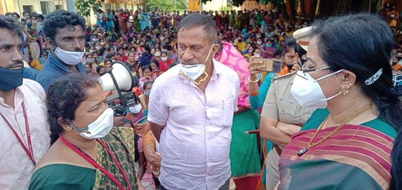 ಗಾರ್ಮೆಂಟ್ಸ್ನಲ್ಲಿ ದುಡಿಯುತ್ತಿರುವ ಮಹಿಳೆಯರ ಕಷ್ಟತಮ್ಮ ಅರಿವಿನಲ್ಲಿದೆ. ಈ ವಿಚಾರದ ಬಗ್ಗೆ ಸರ್ಕಾರ, ಸಂಬಂಧಪಟ್ಟಕಾರ್ಮಿಕ ಮಂತ್ರಿಗಳು ಹಾಗೂ ಕಂಪನಿ ಮುಖ್ಯಸ್ಥರೊಂದಿಗೆ ಚರ್ಚಿಸಿ ಎದುರಾಗಿರುವ ಸಮಸ್ಯೆಯನ್ನು ಬಗೆ ಹರಿಸಲಾಗುವುದು ಎಂದಿದ್ದಾರೆ.