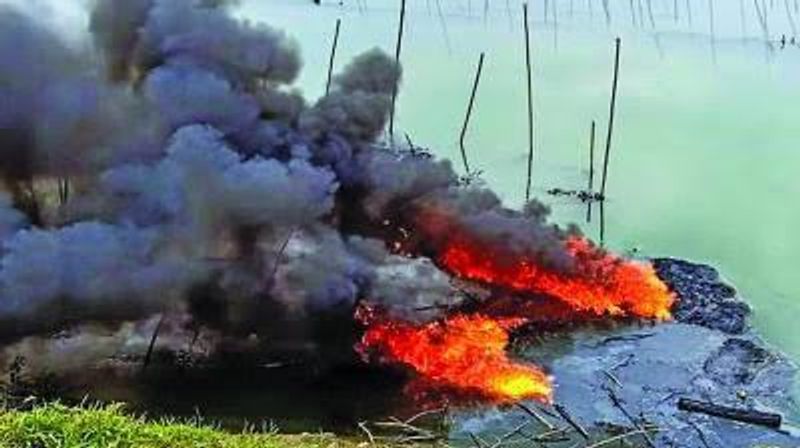 তেল কূপের আগুন গোটা এলাকার চালচিত্র বদলে দিয়েছে বললেও অভিযোগ স্থানীয়দের। তবে ইতিমধ্যেই অয়েল ইন্ডিয়া লিমিটেডের পক্ষ থেকে ক্ষতিগ্রস্তদের ৩০ হাজার টাকা দেওয়ার কথা ঘোষণা করা হয়েছে। কিন্তু স্বাভাবিক জীবনে ফিরতে সেই সাহায্য যথেষ্ট নয় বলেই দাবি করেছেন ক্ষতিগ্রস্তরা।