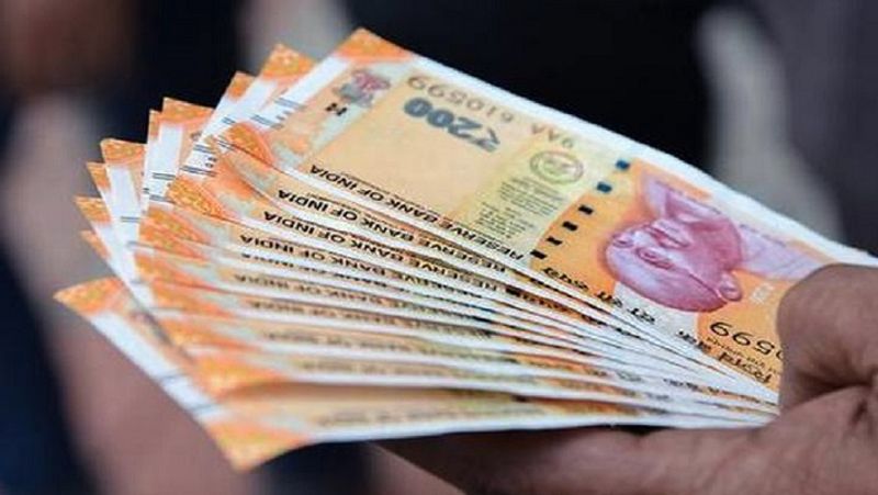 इतनी मिलेगी पेंशन
इस स्कीम में 60 साल की उम्र के बाद हर महीने 3000 रुपए पेंशन मिलती है। इस योजना में फैमिली पेंशन दिए जाने की भी सुविधा है। अगर किसी पेंसन पाने वाले के पति या पत्नी की मृत्यु हो जाती है, तो फैमिली पेंशन दी जाएगी। इस योजना में कोई व्यक्ति अपने खाते में जितना योगदान करेगा, उतना ही योगदान सरकार की ओर से भी किया जाएगा।