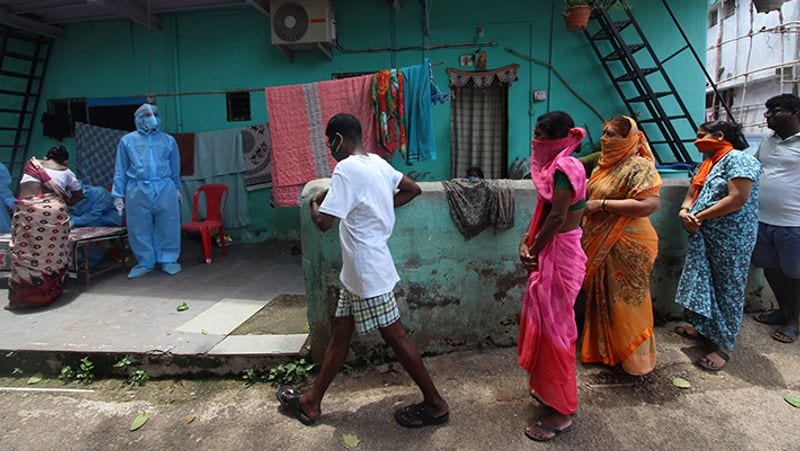 धारावी में लोगों का चेकअप करने मौजूद टीम।