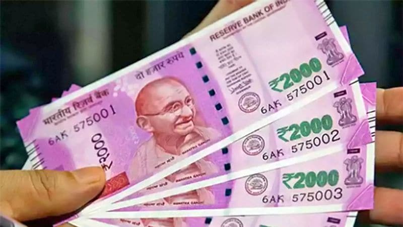 हर महीने मिलेगी पेंशन
केंद्र सरकार की इस योजना के तहत 60 साल की उम्र के बाद हर महीने सालाना 36 हजार रुपए की पेंशन मिलती है। इस रकम से लोगों को बड़ी सहायता मिल सकती है। सरकारी आंकड़ों के मुताबिक, देश में असंगठित क्षेत्र के 42 करोड़ से ज्यादा कामगार हैं, जिन्हें इस योजना का फायदा मिल सकता है। 