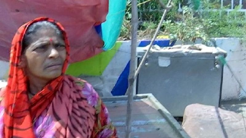 बता दें कि 14 जून को कौशल्या बाई की बेटी की शादी है, घर में इतने पैसे भी नहीं हैं कि वह दू्ल्हे के लिए खाना भी खिला सकें। ऐसे हालत में महिला को अपना मंगलसूत्र बेचना पड़ा। पूरा परिवार भुखमरी की कगार पर आ गया है।
