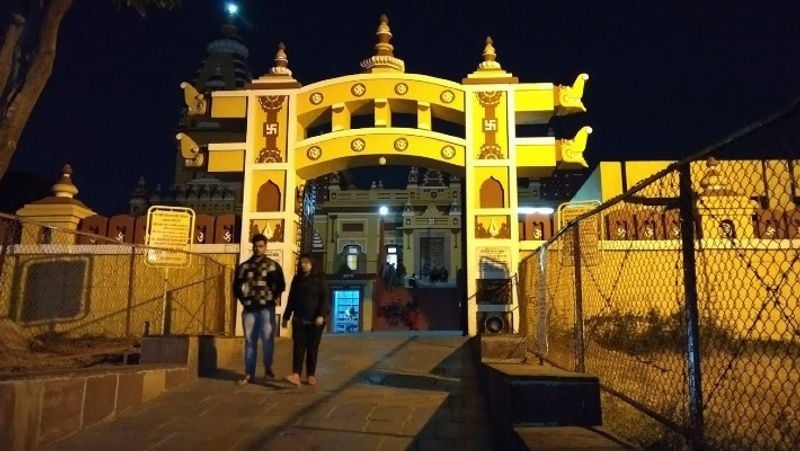 कौशल्या बाई शहर के बिरला मंदिर के बाहर प्रसाद और फूल की दुकान लगाती हैं। वहीं मंदिर के पीछे वह एक झुग्गी में रहती है। जब से मंदिर बंद हुआ तब से परिवार का भरण पोषण करना मुश्किल हो रहा है। 