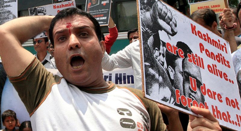 कश्मीर घाटी में पंडितों के साथ जुर्म की हर हद को पार कर दिया था। इसका खुलासा कई किताबों और लेखों में कश्मीरी पंडितों ने खुद किया है। पिछले दिनों कश्मीरी कॉलमिस्ट, राजनीतिक टिप्पणीकार सुनंदा वशिष्ठ ने अमेरिका संसद में भी इन अत्याचारों का जिक्र किया था।