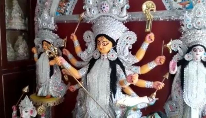 যাঁরা আদি শক্তির বিভিন্ন রূপ পুজো করেন, যেমন মা কালী, দেবী দুর্গা, দেবী জগদ্ধাত্রী, মা বিপত্তারিণী,মা শীতলা, দেবী চণ্ডীর মূর্তি বা পট পূজা করেন, তাঁরা এই সময়ে মূর্তি বা পট লাল কাপড় দিয়ে ঢেকে রাখবেন।