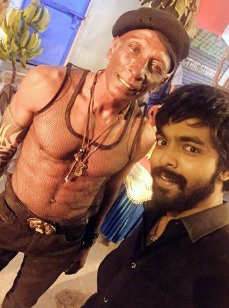 ஜி வி பிரகாஷுடன் இணைந்து நடித்த படத்தில் இருந்து எடுக்க பட்ட புகைப்படம் அதில் சீஸ் பாக்ஸ் காமிச்சி அனைவரையும் அசத்தி இருக்கிறார்
