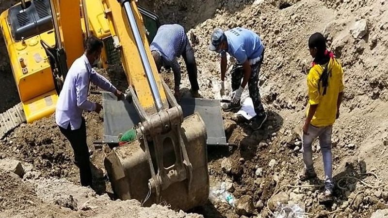এলাকায় যাঁরা ছিলেন তাঁরা তৎক্ষণাৎ কর্তৃপক্ষকে খবর দেন । যুদ্ধকালীন তৎপরতায় শুরু হয় উদ্ধার কাজ ।
