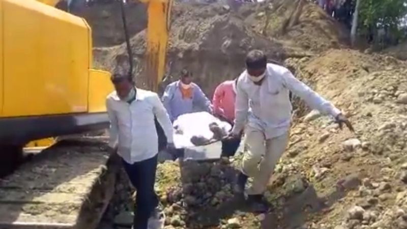 কিন্তু ১৬ ঘণ্টা পর ব্যর্থ হয় সব চেষ্টা। বুধবার সকালে ৪ শ্রমিকের মৃতদেহ কুয়ো থেকে বার করে আনেন উদ্ধারকারী দলের সদস্যরা । এরপর তাঁদের স্থানীয় স্বাস্থ্যকেন্দ্রে নিয়ে যাওয়া হলে চিকিৎসকরা মৃত বলে ঘোষণা করেন ।