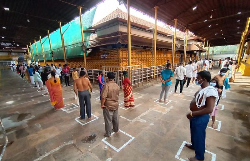 ಮೊದಲ ದಿನ ಸೋಮವಾರ ಕುಕ್ಕೆ ಸುಬ್ರಹ್ಮಣ್ಯ ಹಾಗೂ ಧರ್ಮಸ್ಥಳಗಳಲ್ಲಿ ಭಕ್ತ ಸಮೂಹ ಹೆಚ್ಚಾಗಿತ್ತು. ಆದರೆ ಮಂಗಳವಾರ ಈ ಪ್ರಮಾಣ ಸ್ವಲ್ಪ ಕಡಿಮೆಯಾಗಿತ್ತು.