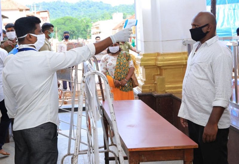 ಕುಕ್ಕೆ ಸುಬ್ರಹ್ಮಣ್ಯ ಹಾಗೂ ಧರ್ಮಸ್ಥಳಗಳಲ್ಲಿ ಎರಡನೇ ದಿನ ಆಗಮಿಸಿದ ಭಕ್ತರಲ್ಲಿ ಉತ್ಸಾಹಕ್ಕೆ ಕೊರತೆ ಇರಲಿಲ್ಲ.ಭಕ್ತರಿಗೆ ಥರ್ಮಲ್ ಟೆಸ್ಟ್ ಮಾಡಿಸಿಯೇ ಒಳಗೆ ಬಿಡಲಾಗುತ್ತಿತ್ತು.