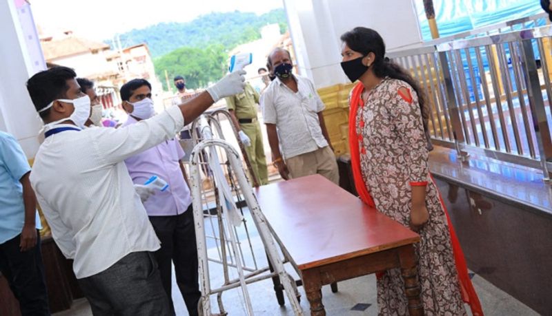 ಕೊರೋನಾ ಮಹಾಮಾರಿಯನ್ನು ದೇವರೆ ತೊಲಗಿಸಬೇಕಷ್ಟೆಎಂದು ಪ್ರತ್ಯೇಕವಾಗಿ ಪ್ರಾರ್ಥಿಸುತ್ತಿದ್ದರು ಎಂದು ದೇವಾಲಯದ ಮೂಲಗಳು ತಿಳಿಸಿವೆ.