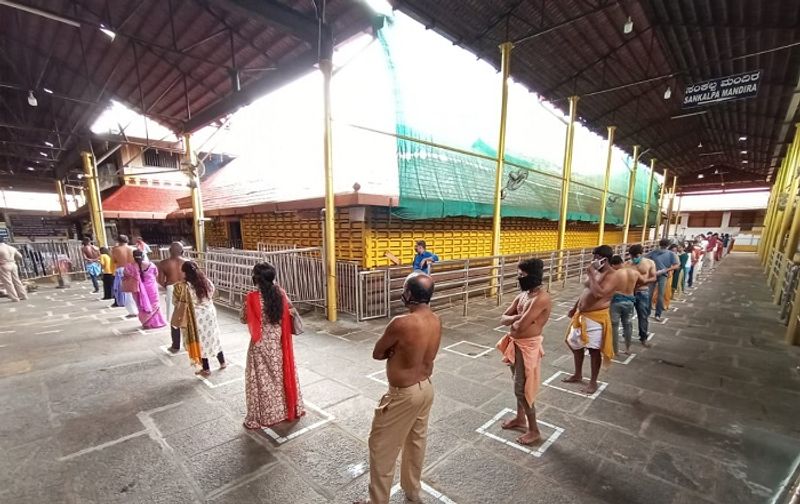 ಮಂಗಳವಾರ ದರ್ಶನ ಪಡೆದವರಲ್ಲಿ ಹೊರ ರಾಜ್ಯಗಳಿಂದ ಬಂದಿದ್ದ ಭಕ್ತರು ಕಾಣಿಸಲಿಲ್ಲ.