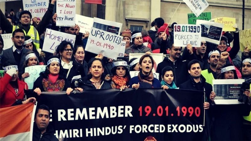 मस्जिदों से हो रहा था ऐलान
19 जनवरी, 1990 की रात को अगर उस समय के नवनियुक्त राज्यपाल जगमोहन ने घाटी में सेना नहीं बुलाई होती, तो कश्मीरी पंडितों का कत्लेआम व महिलाओं के साथ सामूहिक दुष्कर्म और ज्यादा होता। उस रात पूरी घाटी में मस्जिदों से लाउडस्पीकरों से ऐलान हो रहा था कि 'काफिरो को मारो, हमें कश्मीर चाहिए पंडित महिलाओं के साथ ना कि पंडित पुरुषों के साथ, यहां सिर्फ निजाम-ए-मुस्तफा चलेगा...।' (फाइल फोटो- जुल्म के बाद न्याय की मांग करते पंडित)