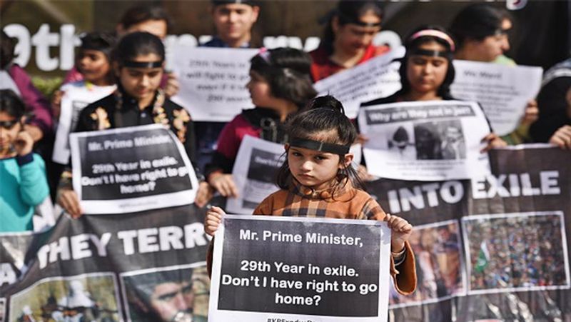 भगवान के रूप में आई सेना
लाखों की तादाद में कश्मीरी मुसलमान सड़कों पर मौत का तांडव कर रहे थे। जो भी कश्मीरी पंडित मिलता उस पर अपना कहर बरपा रहे थे। अंत में तत्कालीन राज्यपाल जगमोहन ने सेना बुलाई। जिसके बाद सेना कश्मीरी पंडितों के बचाव में आई। ना कोई पुलिसवाला, ना नेता और ना ही सिविल सोसाइटी के लोग। लाखों की तादाद में पीड़ित कश्मीरी हिंदू समुदाय के लोग जम्मू, दिल्ली और देश के अन्य शहरों में काफी दयनीय स्थिति में जीने लगे, लेकिन किसी सिविल सोसाइटी ने उनकी पीड़ा पर कुछ नहीं किया। उस समय की केंद्र सरकार ने भी कश्मीरी पंडितों के पलायन या उनके साथ हुई बर्बरता पर कुछ नहीं किया। (फाइल फोटो- न्याय की आस में कश्मीरी पंडित)