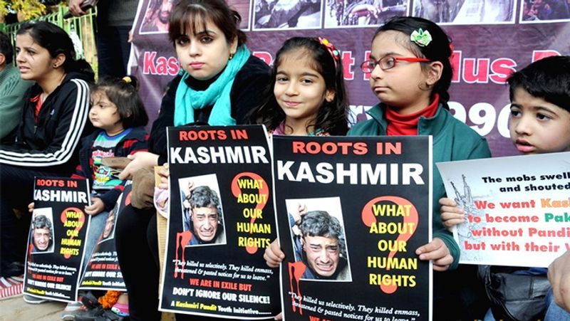 नहीं थम रहा था नरसंहार का दौर
कश्मीरी पंडितों के मुताबिक, 300 से ज्यादा लोगों को 1989-1990 में मारा गया। इसके बाद भी पंडितों का नरसंहार जारी रहा। 26 जनवरी 1998 में वंदहामा में 24, 2003 में नदिमर्ग गांव में 23 कश्मीरी पंडितों का कत्ल किया गया। पलायन के बाद, कश्मीरी पंडितों के घरों में लूटापट की गई, कई मकान जला दिए गए। कितने ही पंडितों के मकानों, बाग-बगीचों पर कब्जे किए गए। कई मंदिरों को तोड़ा गया और जमीन भी हड़पी गई। (फाइल फोटो- कश्मीरी पंडित आज भी घर वापसी की ताक में हैं।)