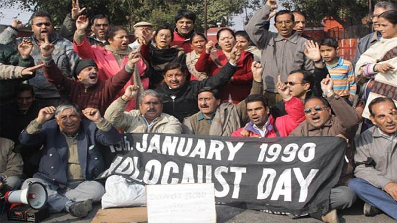 इनको उतार दिया मौत के घाट
कश्मीरी पंडितों के मुताबिक, भय, उत्पीड़न, प्रताड़ना से ग्रस्त कश्मीरी पंडितों के समुदाय के लिए किसी ने आज तक कोई आवाज नहीं उठाई है। न्यायाधीश नीलकंठ गंजू, टेलिकॉम इंजिनियर बालकृष्ण गंजू, दूरदर्शन निदेशक लसाकोल, नेता टिकालाल टपलू जैसे इस समुदाय के कई प्रतिष्ठित नाम थे जिनको मौत के घाट उतार दिया गया था और आज तक इन सब के केस में कुछ नहीं हुआ। इनके अलावा कई ऐसे नाम हैं, जिनके खिलाफ बर्बरता की गई, लेकिन आज तक कार्रवाई क्या केस तक दर्ज नहीं हुआ। गिरजा गंजू या फिर सरला भट्ट जिनका अपहरण कर सामूहिक दुष्कर्म किया गया और फिर लकड़ी चीरने की मशीन से जिंदा चीर दिया गया। ऐसे सैकड़ों हत्याएं की गईं, जिनमें न्याय आज तक नहीं हुआ।