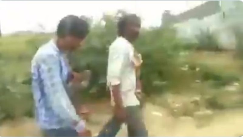 मामला राजधानी लखनऊ के पीजीआई थाना क्षेत्र के बरौली खलीलाबाद गांव का है। यहां बीते सप्ताह एक चोर घर के बाहर रखा फराटा पंखा चोरी कर भागने लगा। पंखा बंद होने पर घर के बाहर सो रहे युवक की नींद खुल गई तो उसने भाग रहे चोर को पकड़ कर कमरे में बंद कर दिया। 