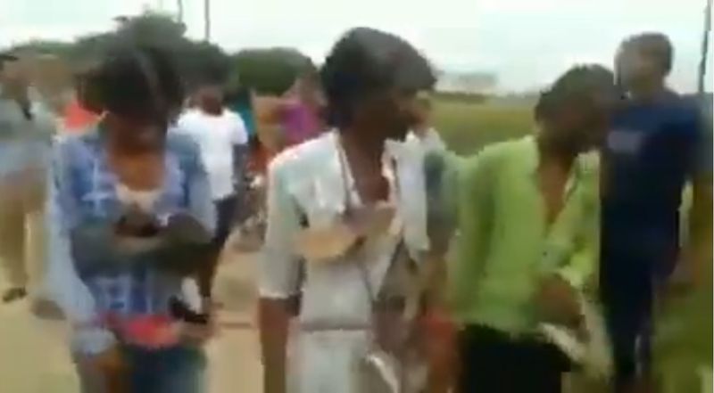 ग्रामीणों ने कड़ाई से पूछताछ की तो उसने अपने गिरोह के दो और सदस्यों के बारे में बताया। जिसके बाद ग्रामीणों ने चोर की निशानदेही पर उसके अन्य दोनों साथियों को पकड़ लिया । 