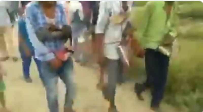 पुलिस को सूचना दी गई थी लेकिन जब उन्हें आने में देर हुई तब ग्रामीणों ने तीनों चोरों की पिटाई कर उनका मुंह काला किया और जूतों की माला पहनाकर उन्हें पूरे गांव में घुमाया। इसी बीच किसी ने इस घटना का वीडियो बनाकर वायरल कर दिया ।