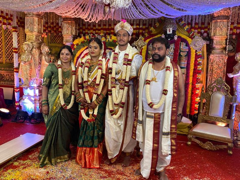 ಬಸವನಗುಡಿಯ ವಾಸವಿ ಕಲ್ಯಾಣ ಮಂಟಪದಲ್ಲಿ ಕುಟುಂಬಸ್ಥರ ಸಮ್ಮುಖದಲ್ಲಿ ಶ್ರೇಯಾ ಮತ್ತು ಶೇಶಿರುದ್ಧ ಅವರು ದಾಂಪತ್ಯ ಜೀವನಕ್ಕೆ ಕಾಲಿಟ್ಟಿದ್ದಾರೆ.