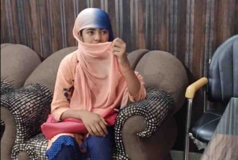 ये बताते हुए अनामिका की आँखों में आंसू आ गए । अनामिका ने कहा कि ये गलत हो रहा है मेरे साथ। उन्होंने कहा कि इसमें शिक्षा विभाग के लोग ही शामिल हैं। उन्होंने कहा कि हर इंसान अपने मां-पिता का नाम रोशन करने के लिए पढ़ता है। सरकार से निवेदन है कि वो मेरे दस्तावेजों के साथ छेड़छाड़ कर इतना बड़ा फर्जीवाड़ा करने वाले लोगों को चिन्हित करे उनके खिलाफ कारवाई करे ।
