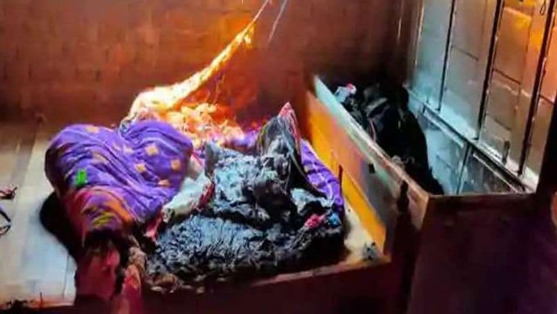 यह मामला झारखंड के गिरिडीह जिले के पुरेख कला गांव का है। यहां पारिवारिक विवाद के बाद गुस्से में आई एक महिला ने अपने तीन बच्चों सहित खुद को आग लगा दी। घटना मंगलवार की है। सोनिया देवी नामक महलिा ने दो बच्चों को बक्से में बंद करके आग लगाई थी। जबकि तीसरे बच्चे को गोद में लेकर आग में लेट गई थी। महिला के जेठ सीताराम यादव के मुताबिक, सोमवार रात दूध को लेकर सोनिया और उसकी पत्नी के बीच हाथपाई हो गई थी। जब सोनिया का पति राजेंद्र घर आया, तो उसने डंडे से सोनिया को पीट दिया। मंगलवार सुबह फिर सोनिया और जेठानी के बीच झगड़ा हुआ। इसके बाद सोनिया कमरे में बच्चों को लेकर चली गई। सुबह 8 बजे जब कमरे से धुआं उठते देखा, तब लोग दौड़े। आगे सोनिया को पिता का आरोप..