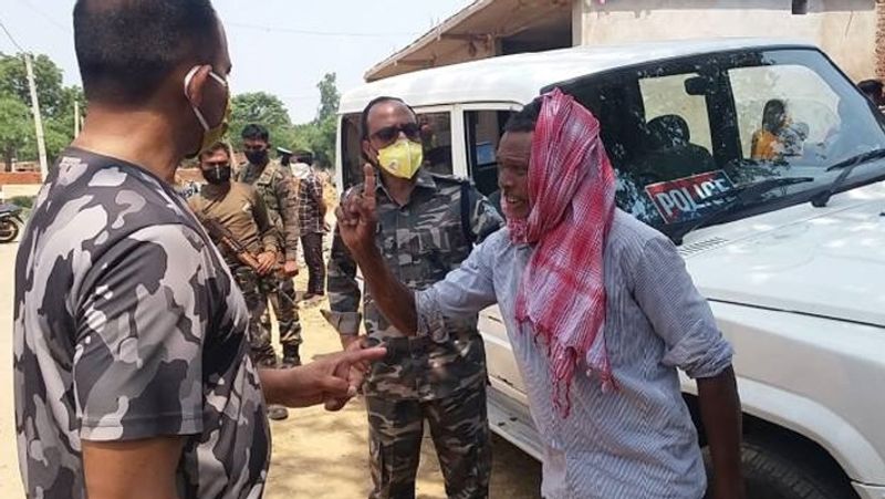 सोनिया के पिता खेतो गांव के रहने वाले चंद्रिका महतो ने आरोप लगाया कि उनकी बेट और बच्चों की हत्या की गई है। उन्होंने धनवार थाने में अपने दामाद सहित 5 लोगों के खिलाफ आवेदन दिया है। चंद्रिका ने बताया कि सोनिया उर्फ सोनी की शादी राजेंद्र के साथ पूरी धूमधाम से की थी। 8 जून की शाम दामाद ने फोन करके झगड़े के बारे में बताया था। उसने धमकी दी थी कि वो तुरंत वहां पहुंचे, नहीं तो उनकी बेटी जिंदा नहीं बचेगी। 