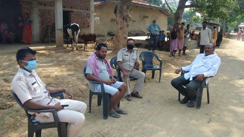 पुलिस के अनुसार महिला ने मरने से पहले बयान दिया कि उसे और उसके बच्चों को पति के अलावा 5 लोगों ने जलाया है।